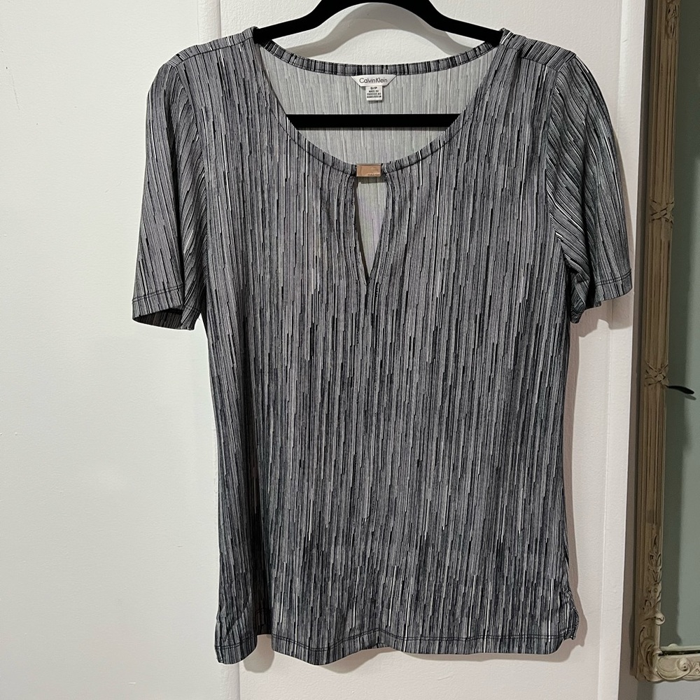 Calvin Klein top. Very gently used. Like new. Size S.